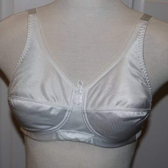 Jadee 34B bra has inserts/pockets but no pads to go with it white color 3/2016 - Picture 1 of 6